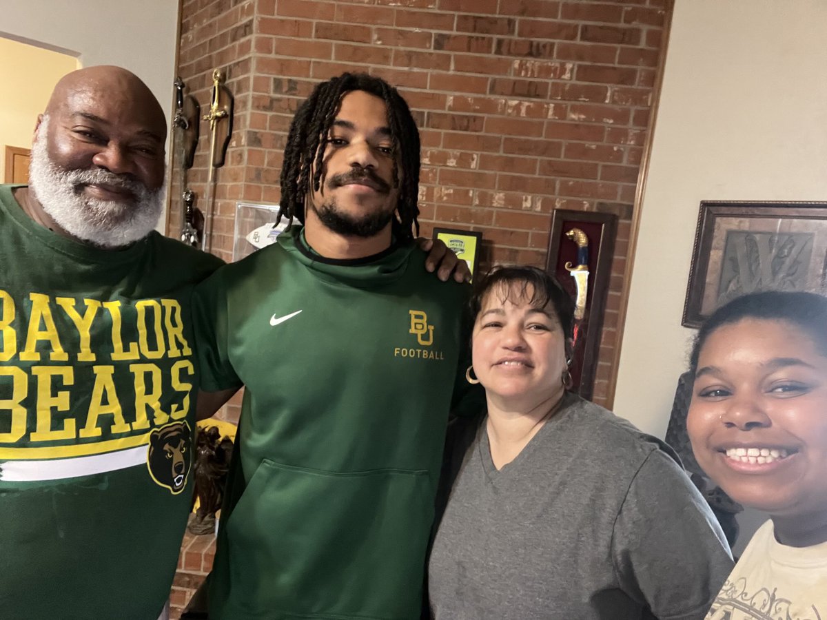 TevinSr's tweet image. Send off breakfast with our son β¦@TevinW11β© . Headed back to Waco for is final fall camp for β¦@BUFootballβ© . ππππππ»π»π»π»π»SicEm!!!!