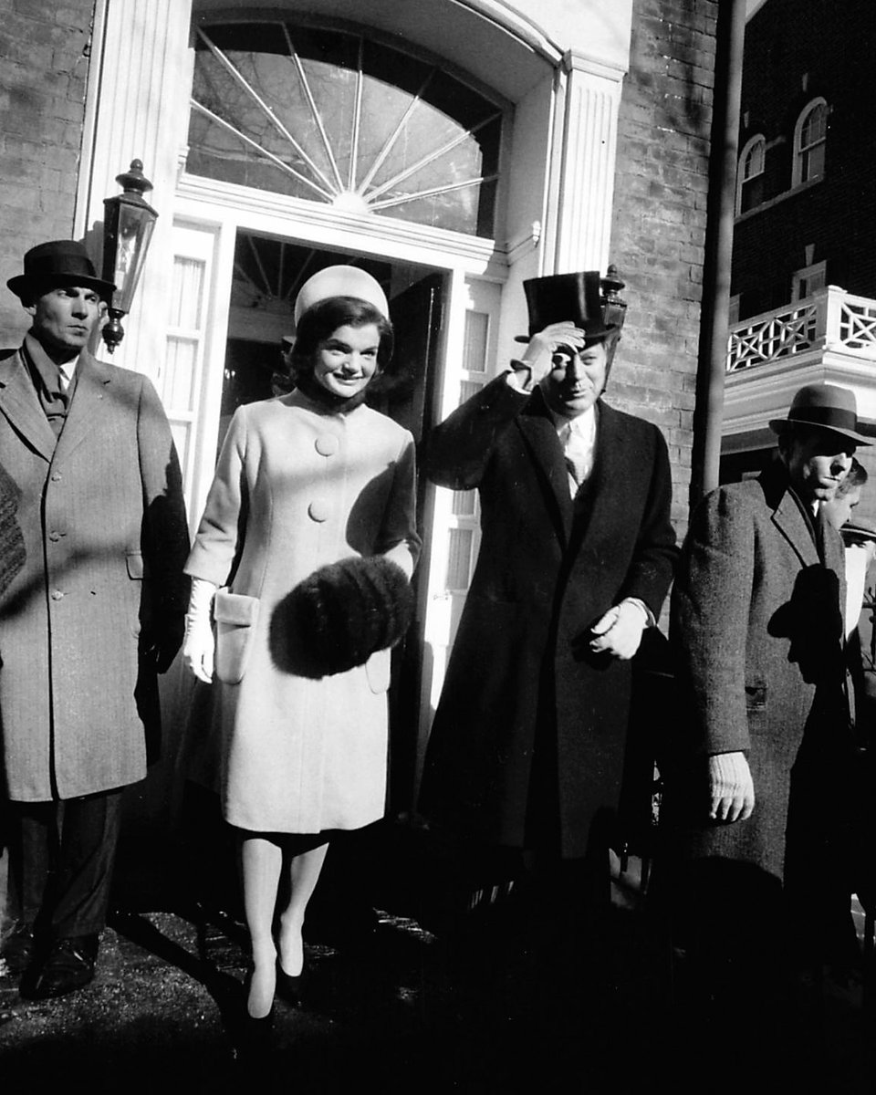 JFK_MEMORIESS's tweet image. January, 18 1961, JFK was sworn in as the 35th President after a near record snowfall and winter storm hit Washington, DC.