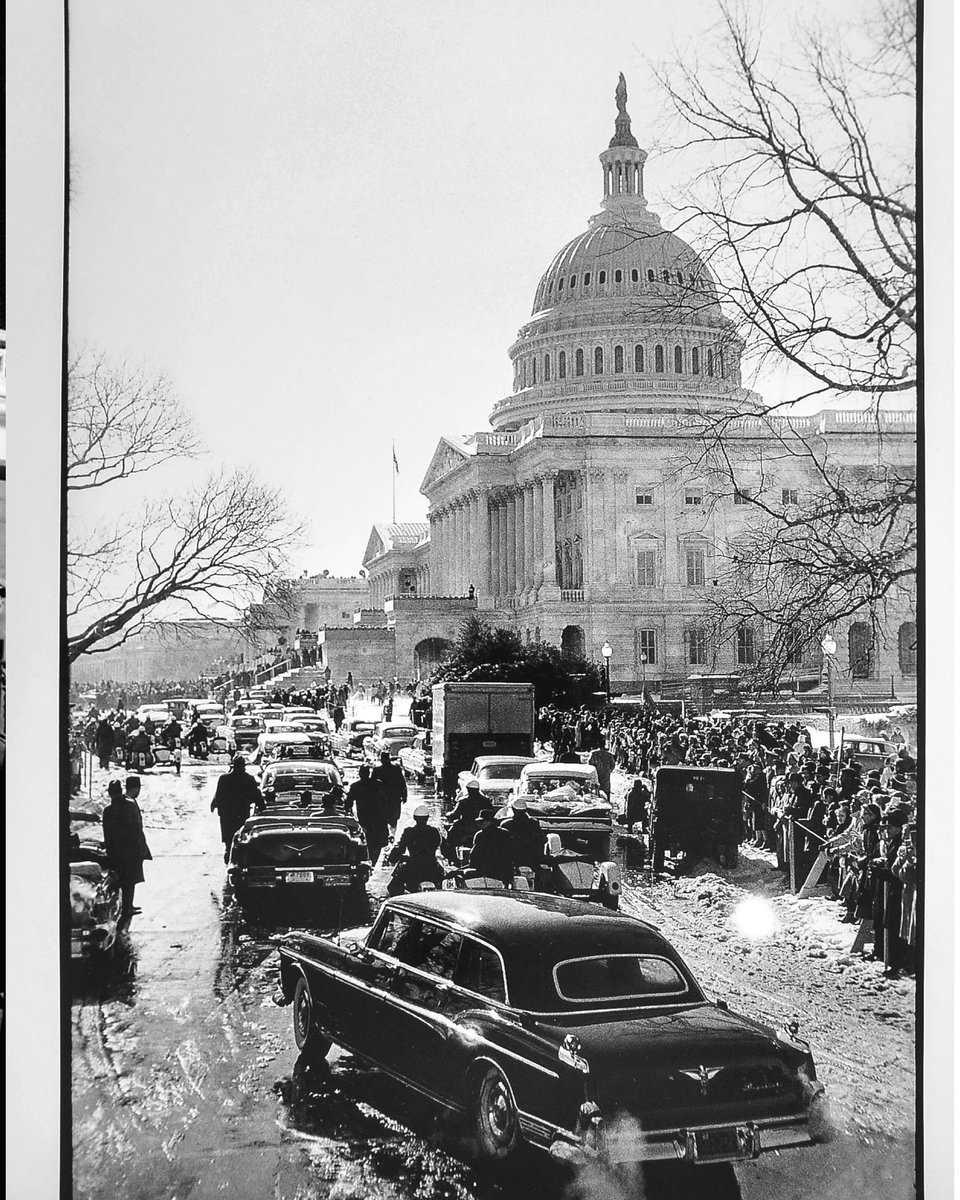 JFK_MEMORIESS's tweet image. January, 18 1961, JFK was sworn in as the 35th President after a near record snowfall and winter storm hit Washington, DC.