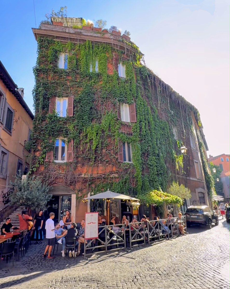 ElTrompudo2022's tweet image. Hace unos días estuve en Roma. Me fui a dar una vuelta por allá, a visitar viejos amigos que conocí hace mucho... 🇮🇹
En 2022, cuando les hablaba de El Salvador, se les encendían los ojos. “Ah, Bukele! Un genio! Un visionario! Qué orden! Qué huevos!” decían, como si estuvieran…