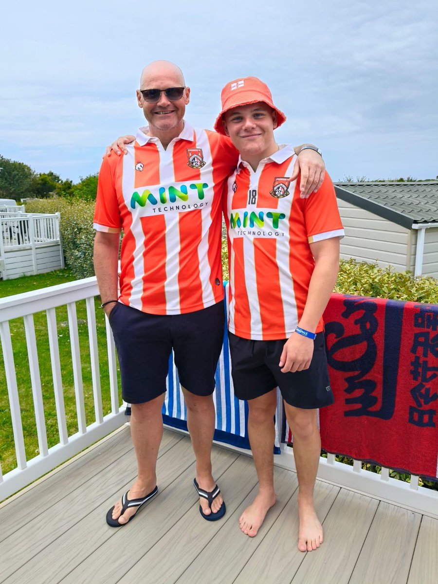 StourbridgeFC's tweet image. Phil and his nephew are flying the flag in Holywell Bay in Cornwall this weekend 🇵🇪

Don’t forget to show us where your supporting us from on your travels 🙌🏻

#StourbridgeFC | #Glassboys