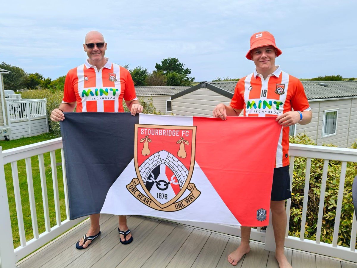 StourbridgeFC's tweet image. Phil and his nephew are flying the flag in Holywell Bay in Cornwall this weekend 🇵🇪

Don’t forget to show us where your supporting us from on your travels 🙌🏻

#StourbridgeFC | #Glassboys