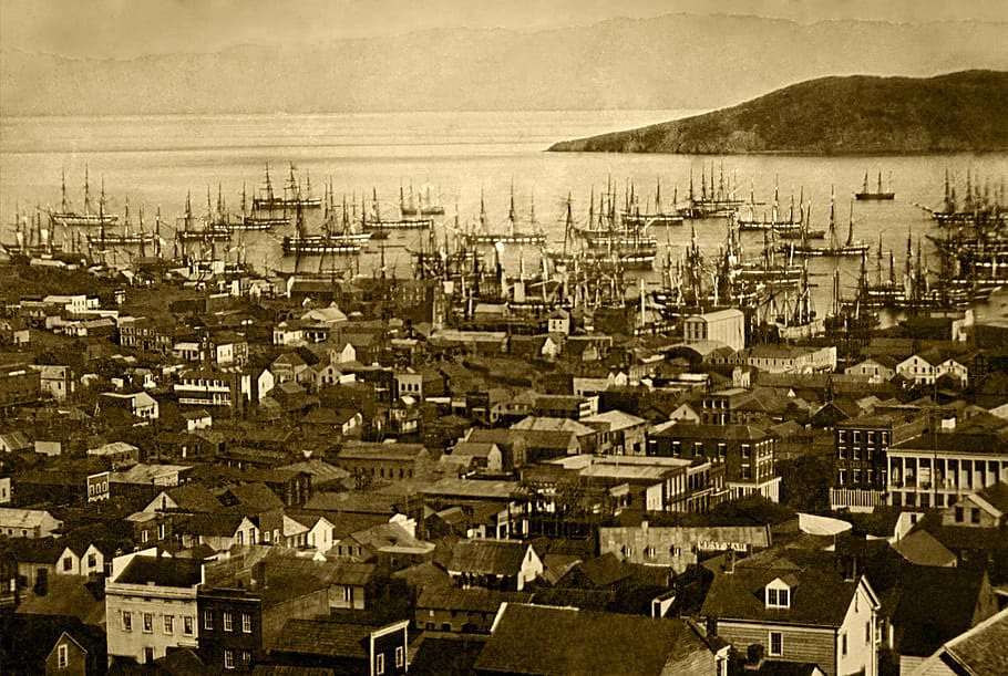 curious_ledger's tweet image. San Francisco, 1851. The Gold Rush transformed a quiet bay town into chaos overnight. So many sailors abandoned ship to seek gold that the port filled with ghost vessels—some turned into hotels, jails, even saloons. The harbor became a forest of masts.