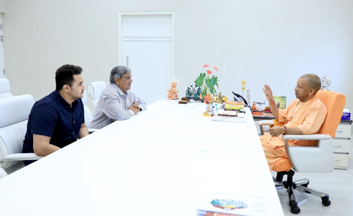 myogioffice's tweet image. मुख्यमंत्री श्री @myogiadityanath जी महाराज से आज लखनऊ में श्री अम्बेश त्यागी जी, Devtara Industries ने शिष्टाचार भेंट की।
इस अवसर पर श्री प्रणव जी भी उपस्थित रहे।