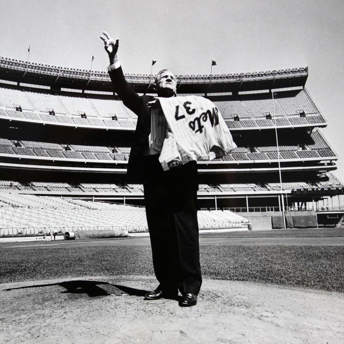 metsrewind's tweet image. July 27, 1963: The @Mets released Jimmy Piersall just a couple weeks after he celebrated his 100th HR by running the bases backwards. Casey Stengel said, &quot;There’s only room for one clown on this team.” #LGM #MetsRewind