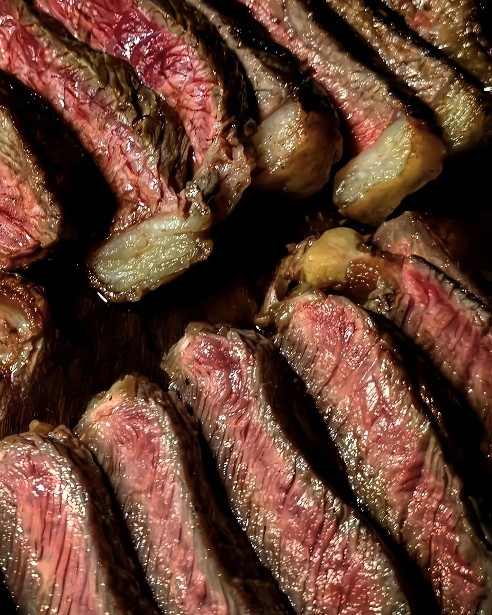 ferraribsas's tweet image. No sé, cosas que pueden pasar en casa un día cualquiera.
Espero que no me caiga ningún agropoeta [ se lo robé a @_Chucara ] a explicarme como debería asar para que a él le gusten mis fotos 😉