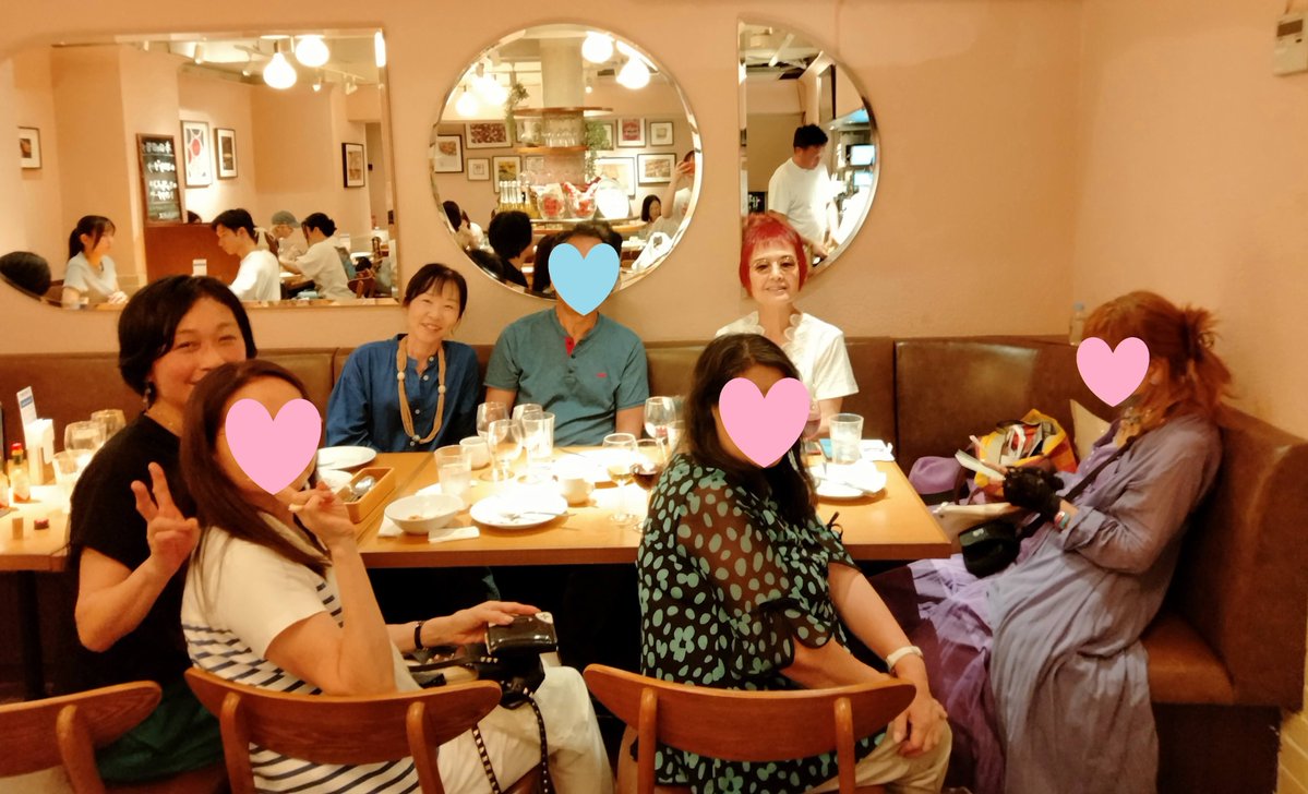 erikogaho's tweet image. 週末、女優・画家の岸ユキさんといつものお仲間に誘っていいただき、渋谷の #カプリチョーザ 本店で #暑気払い 🍺🍷🥗🍕🍝　岸さん楽しい😙
シャンソン歌手のルリ子さん（紫の服の方）から大ぶりの素敵なネックレスをいただきました💕愛用品のお下がりは嬉しい。ご縁あって自分のもとに来た品だから☺️