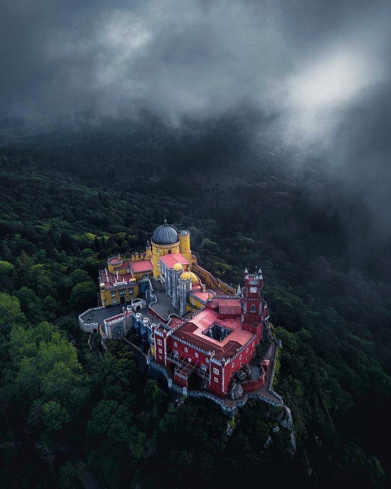 BlueBird270956's tweet image. The Pena Palace in Sintra, Portugal.
foto: @doublekickonesnareshot