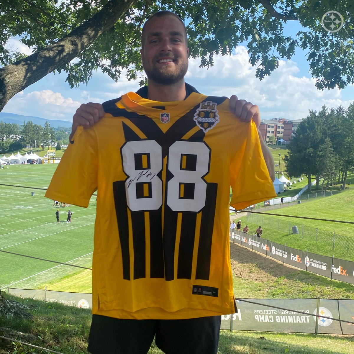 Who wants it? 👀

RP for your chance to win this signed <a href="/pat_fry5/">Pat Freiermuth</a> throwback jersey!