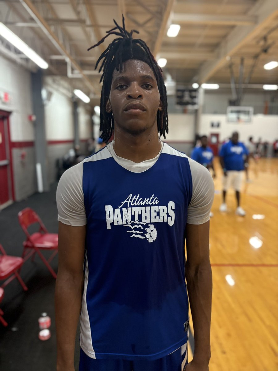 MathurineAgency's tweet image. Aaron Burks 6’3 G/F 2026 Atlanta Panthers.
Scrappy, aggressive and brought a strong paint presence in win over WR All Star. Soft touch around the rim and threw down some rim rocking jams to create energy for this group. Represented the panther style well.