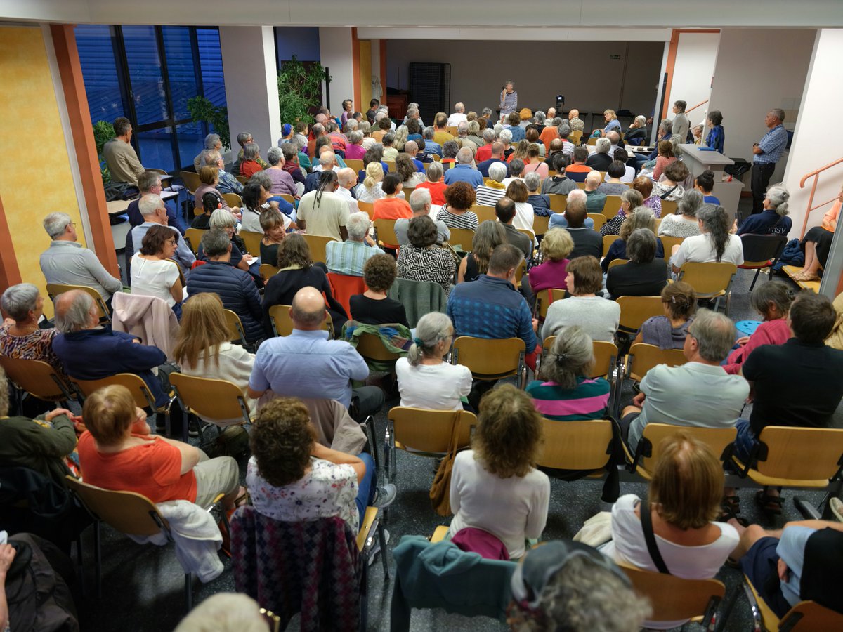 BanounHelene's tweet image. Communiqué de presse au sujet de ma conférence du 23 juillet au Chambon-sur-Lignon : compte-rendu envoyé à la presse.
Merci au public nombreux et attentif!
Hélène Banoun au Chambon sur Lignon
Le 23 juillet, salle comble à la Maison des Bretchs au Chambon-sur-Lignon autour…