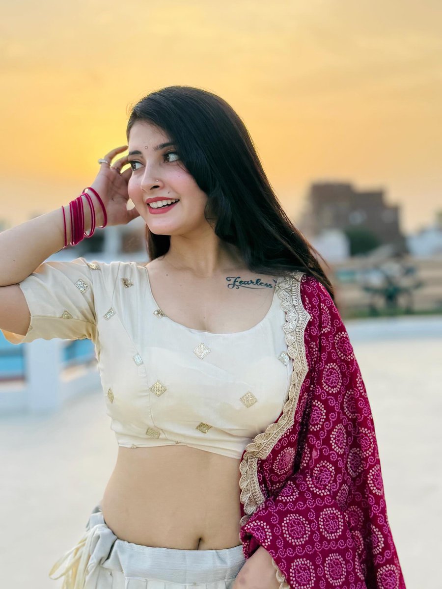 पति  बाहर रहते हैं मुझे नौकर की तलाश है जो मेरे घर का सारा काम कर सके और रात को मुझे खुश भी कर सके रहना खाना पीना सब फ्री होगा मेरे घर पे सैलरी 30000 दूंगी