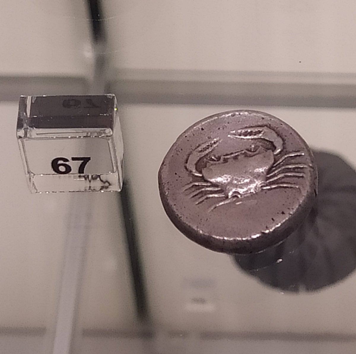 meh_srdce's tweet image. Přijde takhle muž do krabí hospody a zeptá se krabího hospodského: "Vaříte, prosím?".
"Inu, samozřejmě." odpoví krabí hospodský. Muž se posadí a začne si objednávat jedno krabí pivo za druhým. Hospodský poté chce aby host zaplatil krabí peníze za svou útratu...