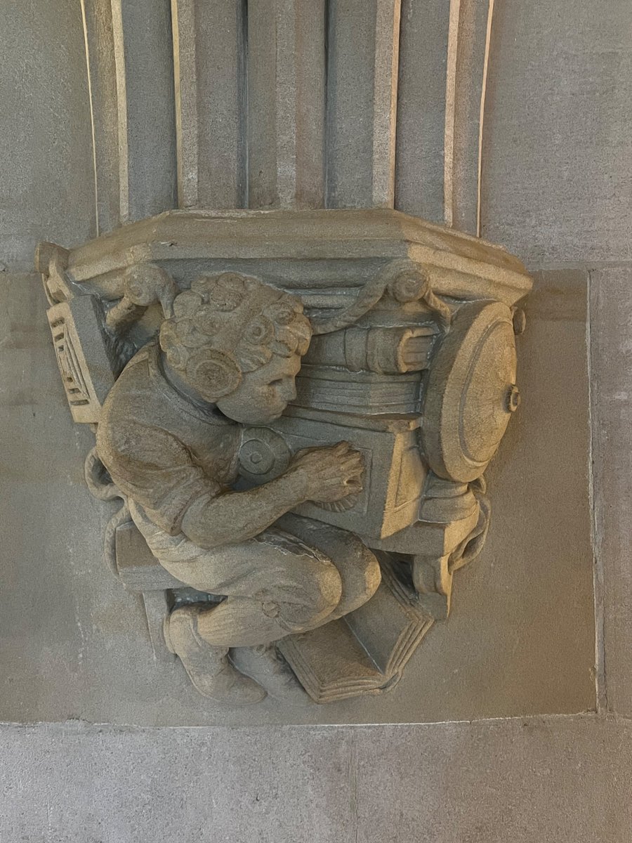 macaiara's tweet photo. Modern grotesque https://t.co/dREjGaztfP