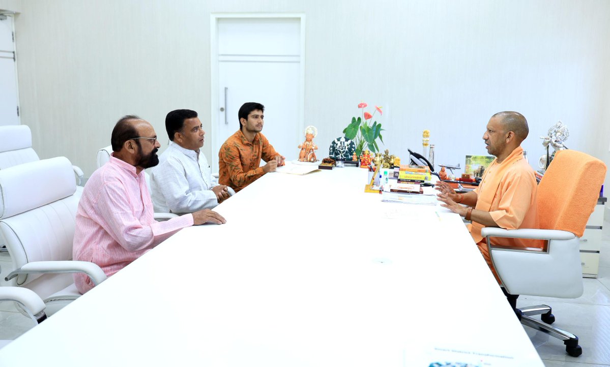 myogioffice's tweet image. मुख्यमंत्री श्री @myogiadityanath जी महाराज से आज लखनऊ में सहकारी समिति, बरेली के चेयरमैन श्री हरीश कुमार जी एवं गन्ना समिति के संचालक श्री राम चन्द्र वर्मा जी ने शिष्टाचार भेंट की।
इस अवसर पर श्री विकास कुमार जी भी उपस्थित रहे।