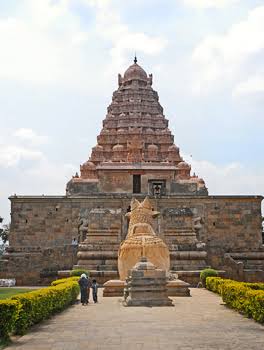 saysatheesh's tweet image. கங்கை கொண்ட சோழபுரம்
இந்த பெயருக்கான வரலாற்று விளக்கத்தை யாராவது சொல்லி இருக்கலாம்
வடக்கை வென்ற தெற்கின் பேரரசன்.
தனது தந்தை ராஜராஜ சோழன் (பொன்னியின் செல்வன்) தஞ்சையில் கட்டியது போலவே இன்னொரு கோவில் எடுக்க நினைத்து கட்டிய கோவில்.