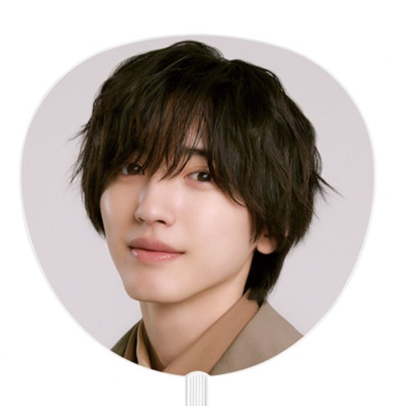 akr_nnfm's tweet photo. ぼんぼやのうちわのビジュが過去一好きなんすわ、マジで好き、あのビジュ好き過ぎて長時間見れないくらい、チラッチラッて見てます（←キモ過ぎかも
あとストーリーに上がったこの道枝さんも好き過ぎて速攻壁紙にした‼️⤵️ https://t.co/vcOQ82Qb5b