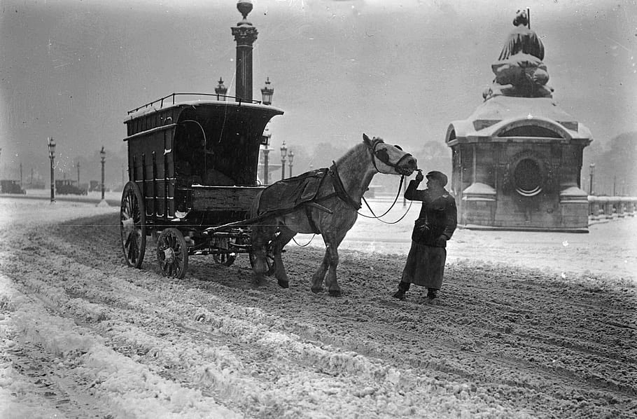 curious_ledger's tweet image. Paris, winter of 1919–1920. Just months after World War I ended, snow blankets the city as a horse-drawn carriage makes its way across a quiet, icy street. The lamps, statues, and silence evoke a Paris both timeless and in transition.