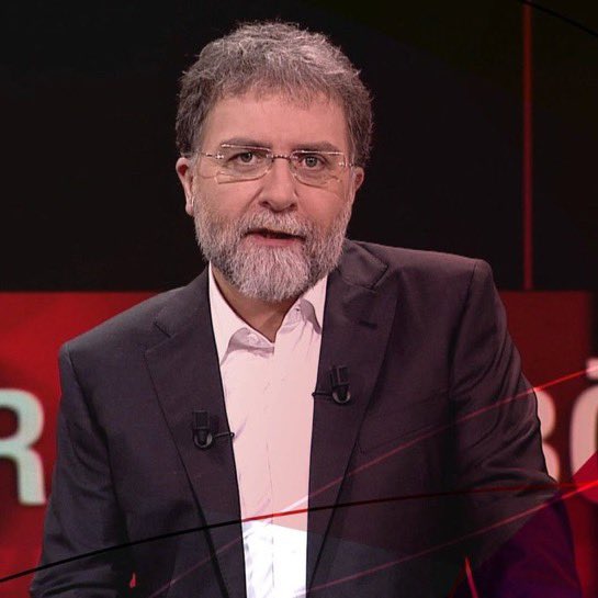 internethaber's tweet image. Ahmet Hakan'dan Arda Turan'a:
"Karşındakini zihninde 'alımlı bir genç kadın' olarak değil de 'işini yapan muhabir' olarak kodlarsan şekilden şekle girmene kalmaz."