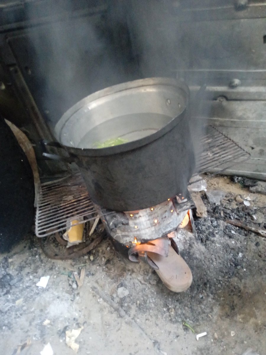 OSuhib37278's tweet image. If you want to get food, you have to get its price, and getting money is difficult because you live in Gaza. Stop starving us, stop killing us with hunger, oppression, and injustice. @alfiil123 @RadioWatermelon @bookdellector @SaifQuadri gofund.me/a114224f