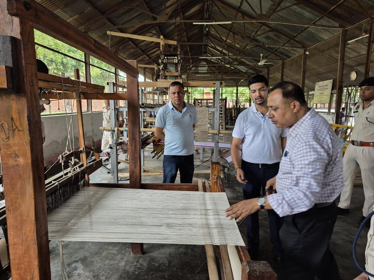 DCSonitpur's tweet image. 📍Central Jail, Tezpur | 🗓️27 July 2025
DC Sonitpur, Shri Ananda Kumar Das, ACS, visited Central Jail, Tezpur to review food, hygiene, living conditions &amp;amp; rehab programmes.
He was accompanied by AC cum (i/c) Supdt. Arunav Borkotoky, Jailor Nayama Ahmed &amp;amp; officials.
#PrisonReform