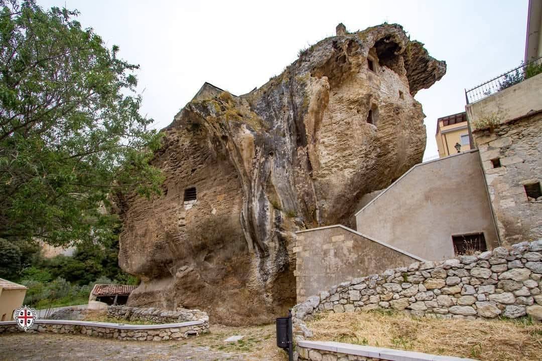 pierpi13's tweet image. Domus de Janas ...Sedini
Alcune particolarità rendono "La Rocca" di Sedini unica nel suo genere, al punto da essere definita "la cattedrale delle domus de Janas": la prima è che si trova nella via principale del paese, all'interno del centro storico e non, come nella maggior…