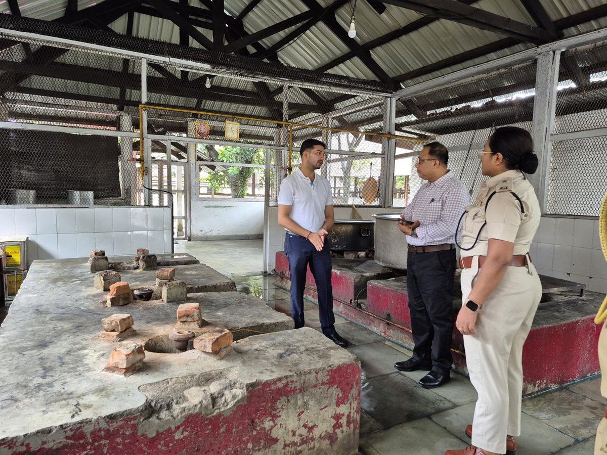 DCSonitpur's tweet image. 📍Central Jail, Tezpur | 🗓️27 July 2025
DC Sonitpur, Shri Ananda Kumar Das, ACS, visited Central Jail, Tezpur to review food, hygiene, living conditions &amp;amp; rehab programmes.
He was accompanied by AC cum (i/c) Supdt. Arunav Borkotoky, Jailor Nayama Ahmed &amp;amp; officials.
#PrisonReform
