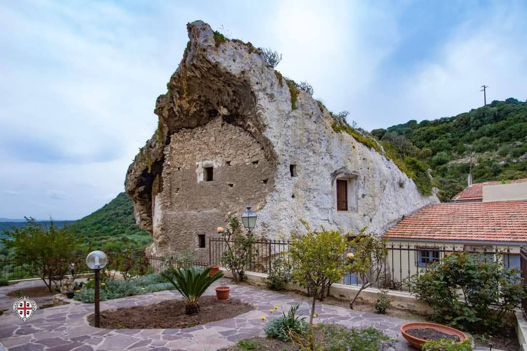 pierpi13's tweet image. Domus de Janas ...Sedini
Alcune particolarità rendono "La Rocca" di Sedini unica nel suo genere, al punto da essere definita "la cattedrale delle domus de Janas": la prima è che si trova nella via principale del paese, all'interno del centro storico e non, come nella maggior…