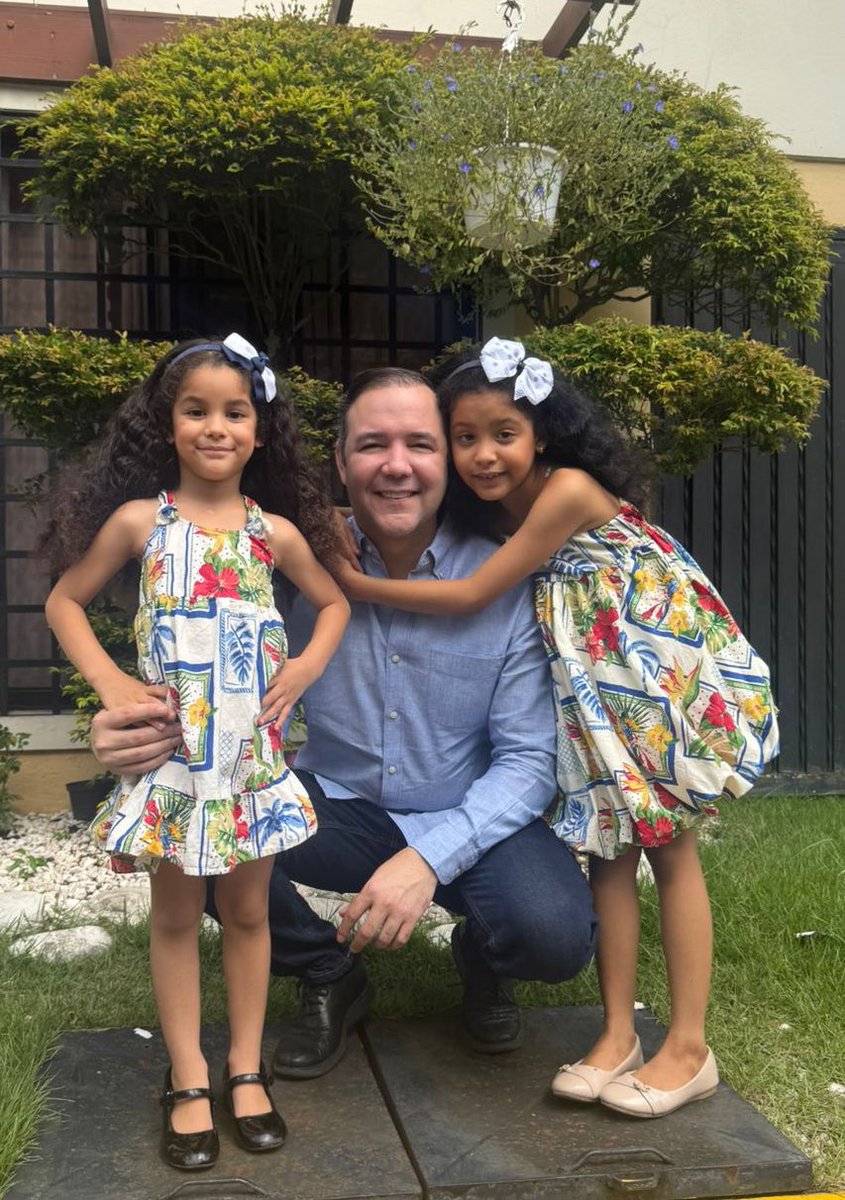 Ser padre es formar, pero también es formarse con nuestros hijos e hijas; aprender a escuchar el mundo desde su mirada y transmitir el amor en tiempo y en presencia.

Siendo conscientes de nuestro rol de superhéroes en la vida de nuestros hijos, tenemos que ser cada día su mejor