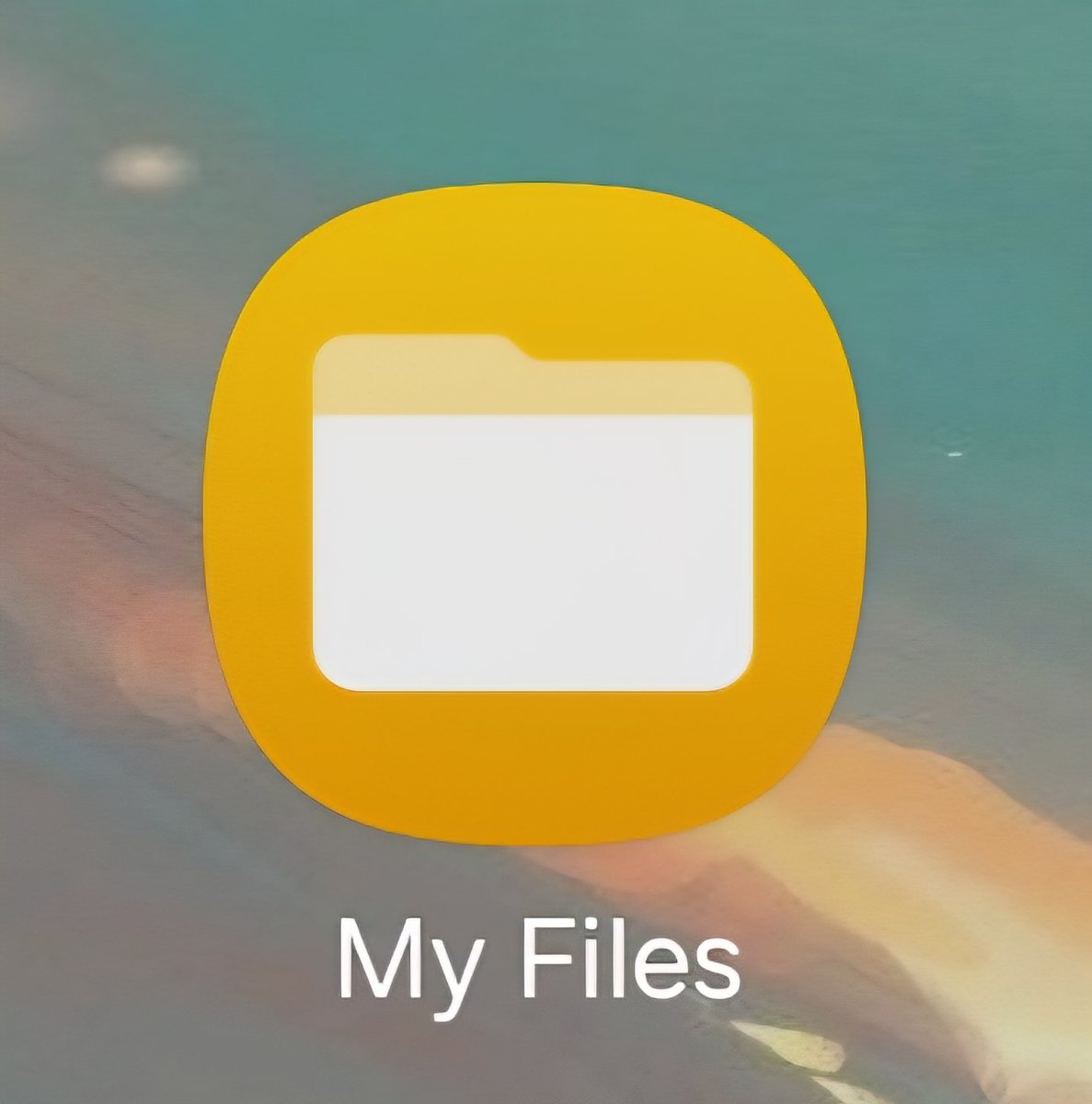 LAFadhel's tweet image. Something just occurred, if the Camera portion of the Outer Display on Galaxy Z Flip 7 is unusable.
Why not just use the same solution as Apple with Dynamic Island? Use Software to make the Hardware oddity look more Pleasing.
It would've retained the Flip 6 "My Files" design…