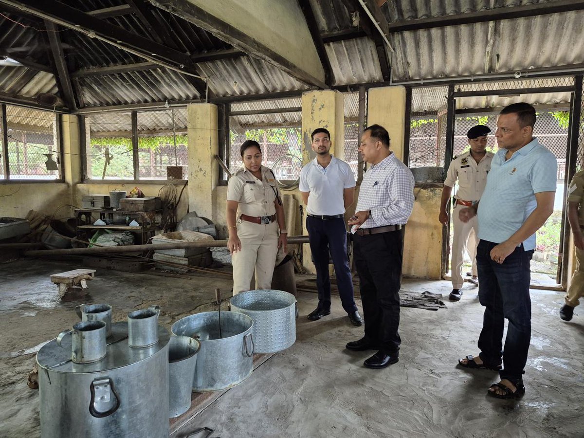 DCSonitpur's tweet image. 📍Central Jail, Tezpur | 🗓️27 July 2025
DC Sonitpur, Shri Ananda Kumar Das, ACS, visited Central Jail, Tezpur to review food, hygiene, living conditions &amp;amp; rehab programmes.
He was accompanied by AC cum (i/c) Supdt. Arunav Borkotoky, Jailor Nayama Ahmed &amp;amp; officials.
#PrisonReform