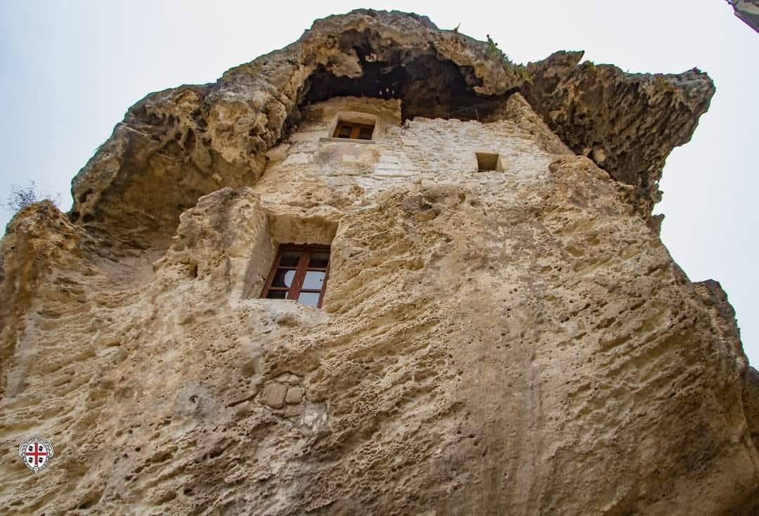 pierpi13's tweet image. Domus de Janas ...Sedini
Alcune particolarità rendono "La Rocca" di Sedini unica nel suo genere, al punto da essere definita "la cattedrale delle domus de Janas": la prima è che si trova nella via principale del paese, all'interno del centro storico e non, come nella maggior…