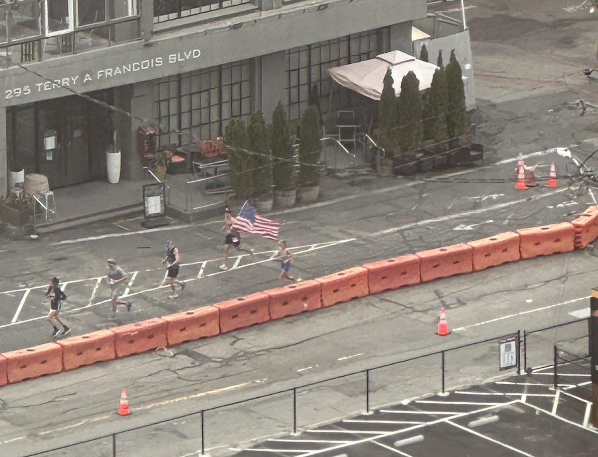 mpopv's tweet image. Nothing but respect for this dude waving the stars and stripes for 13 miles 🇺🇸🫡