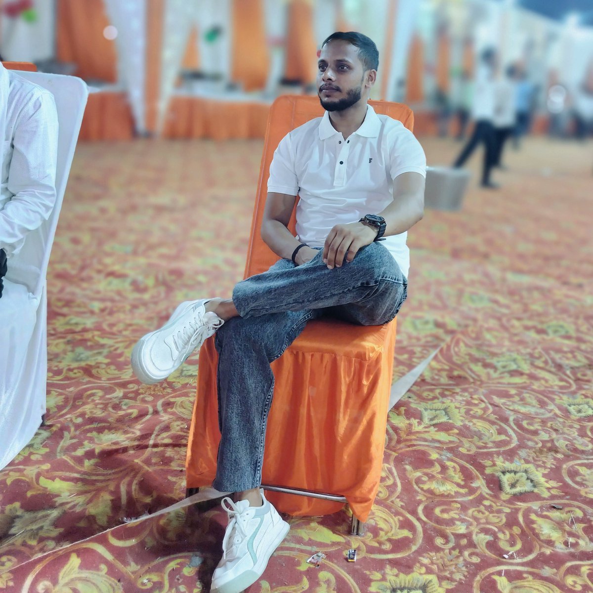 VinitYaduvnsh's tweet image. अहंकार ही नाश का कारण है
रावण को लगता था की सब कुछ उसके बस में है । लेकिन मारा गया
कौरवों को अंहकार था सब मारे गये
औरंगजेब को अहकार था मारा गया
अंग्रेज सोचते थे की ब्रिटिश राज का सूरज कभी नहीं डूबेगा भाग गये ।
इसलिए कहना चाहता हूं की आज तुम सत्ता में हो तो उड़ो नहीं जिस दिन…