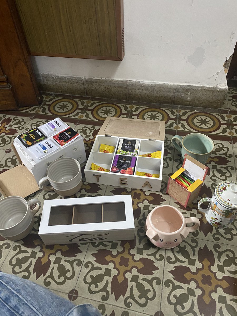 bleachtay's tweet image. ayer festejé mi cumpleaños y mis amigas saben que amo el té y a pizarnik 💖