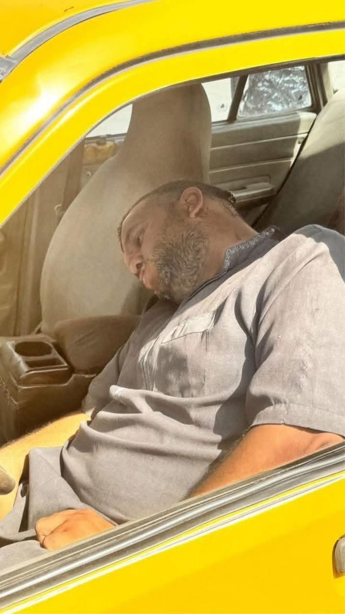 سائق تكسي مسكين طالع يشتغل على باب الله
حتى يرجع وبيده علاكة المسواك لبيته وأَطفاله، 

اليوم وبسبب الانفلات الأَمني في منطقة السيدية بين الفصائل  المسـ.لحة والقوات الأَمنية
أصيب بطلق نـ،اري إلتحق اثره الى الرفيق الأعلى 
شهيداً محتسباً…
#المليشيات_الوقحة
#حصر_السلاح_بيد_الدولة