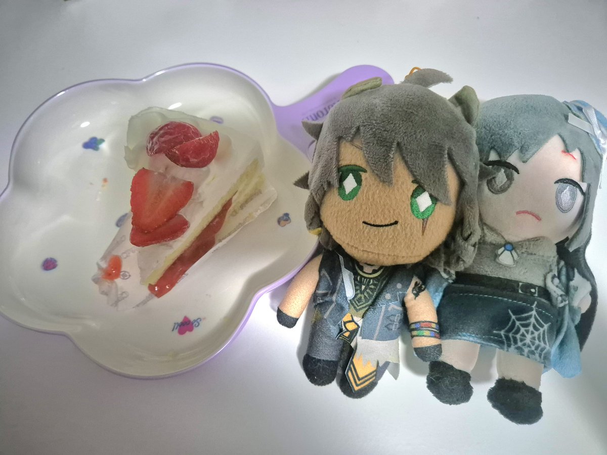 selen0mancy's tweet image. I couldn&apos;t do much today because work is busy but i bought cake to eat with my sillies happy still birthday leona i love you (ignore how deformed the cake looks, it was falling apart when i picked it up)