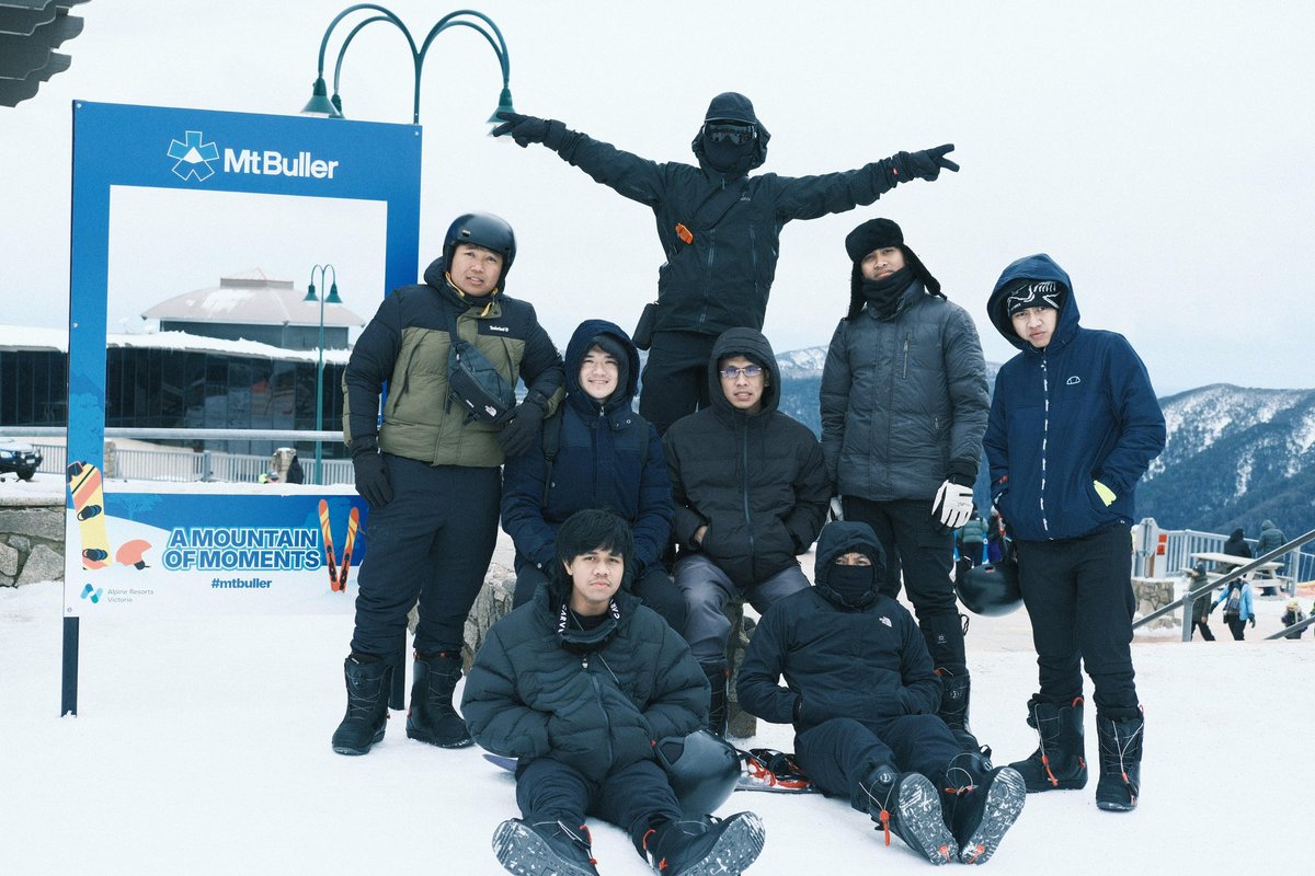 aguswid_'s tweet image. Mengelilingi salju🏂