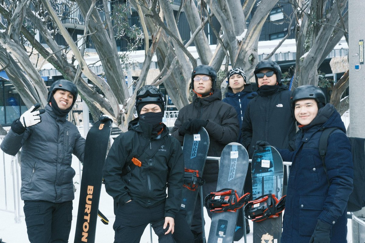 aguswid_'s tweet image. Mengelilingi salju🏂