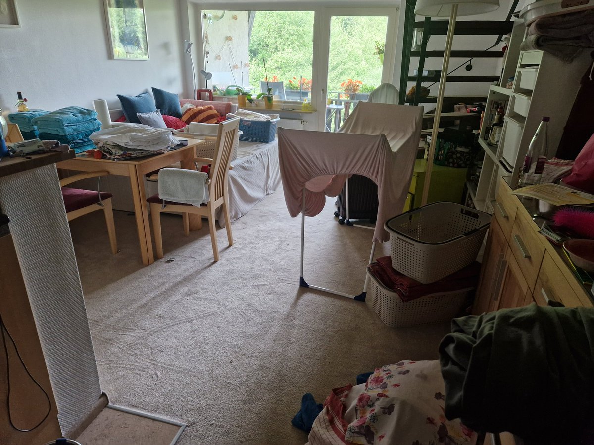 Hallo liebe Twitterfreunde, nach der kurzen Auszeit im Salzkammergut hat der Alltag wieder zugeschlagen: 12 Maschinen Wäsche und eine kaputte Balkontür.🙄
Habt einen schönen und erholsamen Abend 🍷 💫 🤗