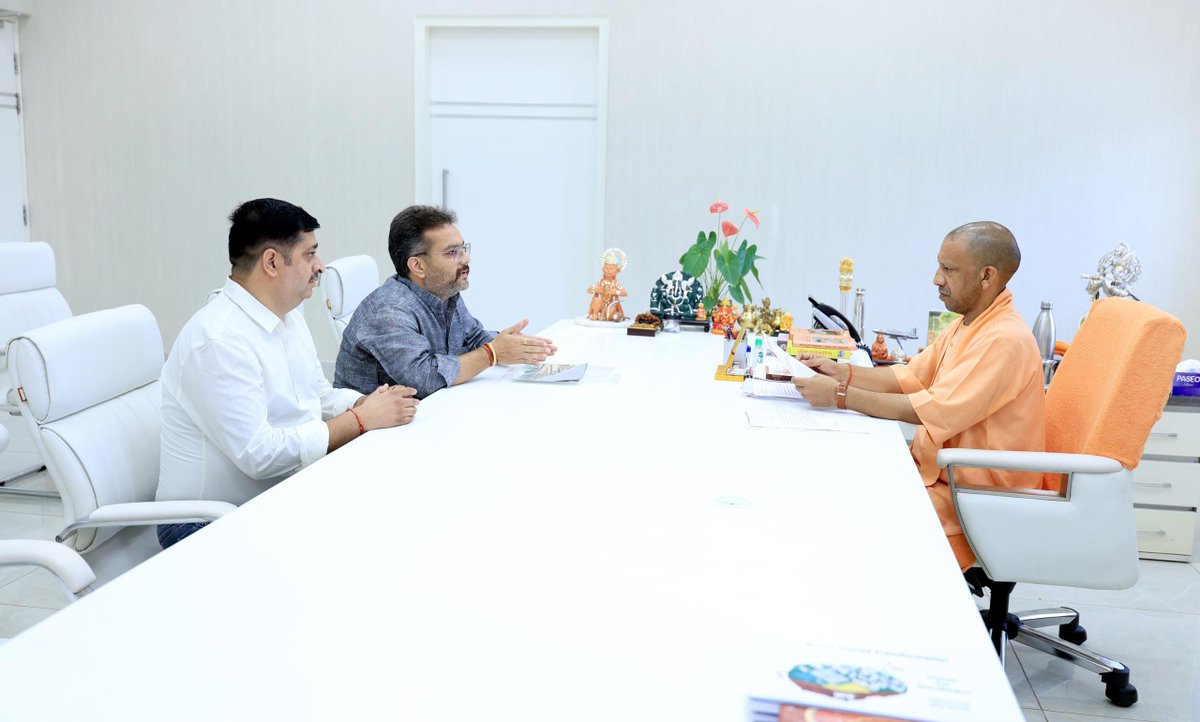 myogioffice's tweet image. मुख्यमंत्री श्री @myogiadityanath जी महाराज से आज लखनऊ में मदरलैंड पब्लिक स्कूल, शामली के चेयरमैन श्री चेतन मुंजाल जी एवं सचिव श्री दीपक छाबड़ा जी ने शिष्टाचार भेंट की।