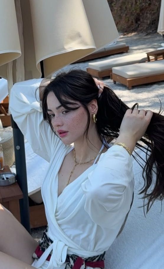 اعتني بقلبك جيدًا وابتسم لأجل أولئك الذين يحبون رؤيتك بخير دوماً.🌸