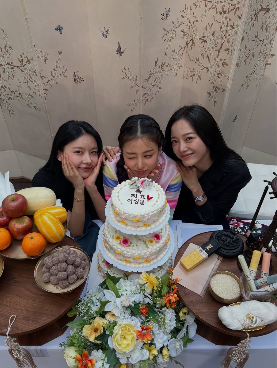gugugallery's tweet image. TWICE's Jihyo Instagram Update with Nayoung and Sejeong!
•
#구구단 #gugudan