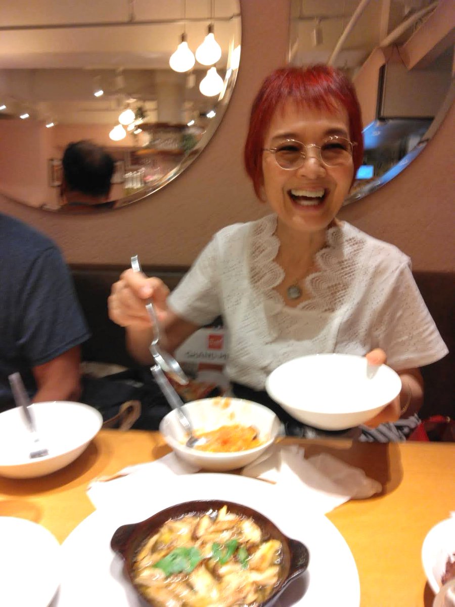 erikogaho's tweet image. 週末、女優・画家の岸ユキさんといつものお仲間に誘っていいただき、渋谷の #カプリチョーザ 本店で #暑気払い 🍺🍷🥗🍕🍝　岸さん楽しい😙
シャンソン歌手のルリ子さん（紫の服の方）から大ぶりの素敵なネックレスをいただきました💕愛用品のお下がりは嬉しい。ご縁あって自分のもとに来た品だから☺️