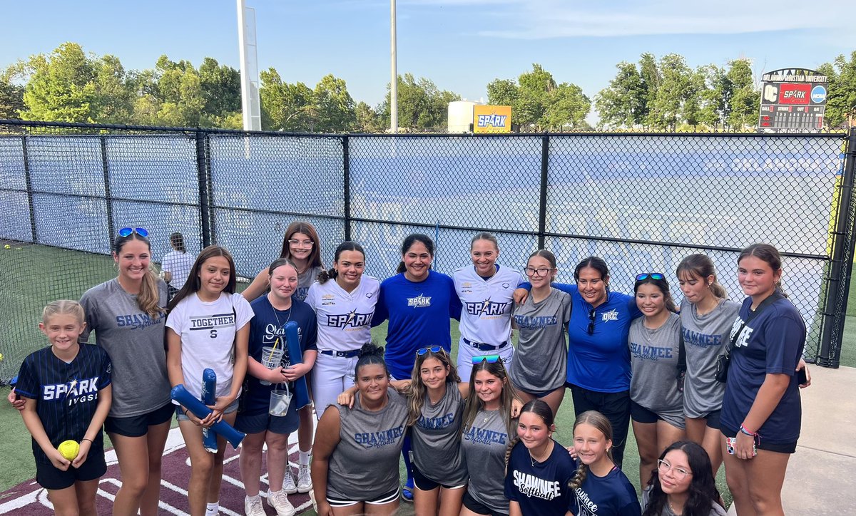 ShawneePublic's tweet image. Check it out! 👀 Our Lady Wolves had a spark-tacular night! After the game, our softball girls got the incredible opportunity to meet the pros from the OKC Spark! Huge thanks to Coach Flores for making this special moment happen. 💙🥎
#GoWolves #ShawneeStrong #OklaEd