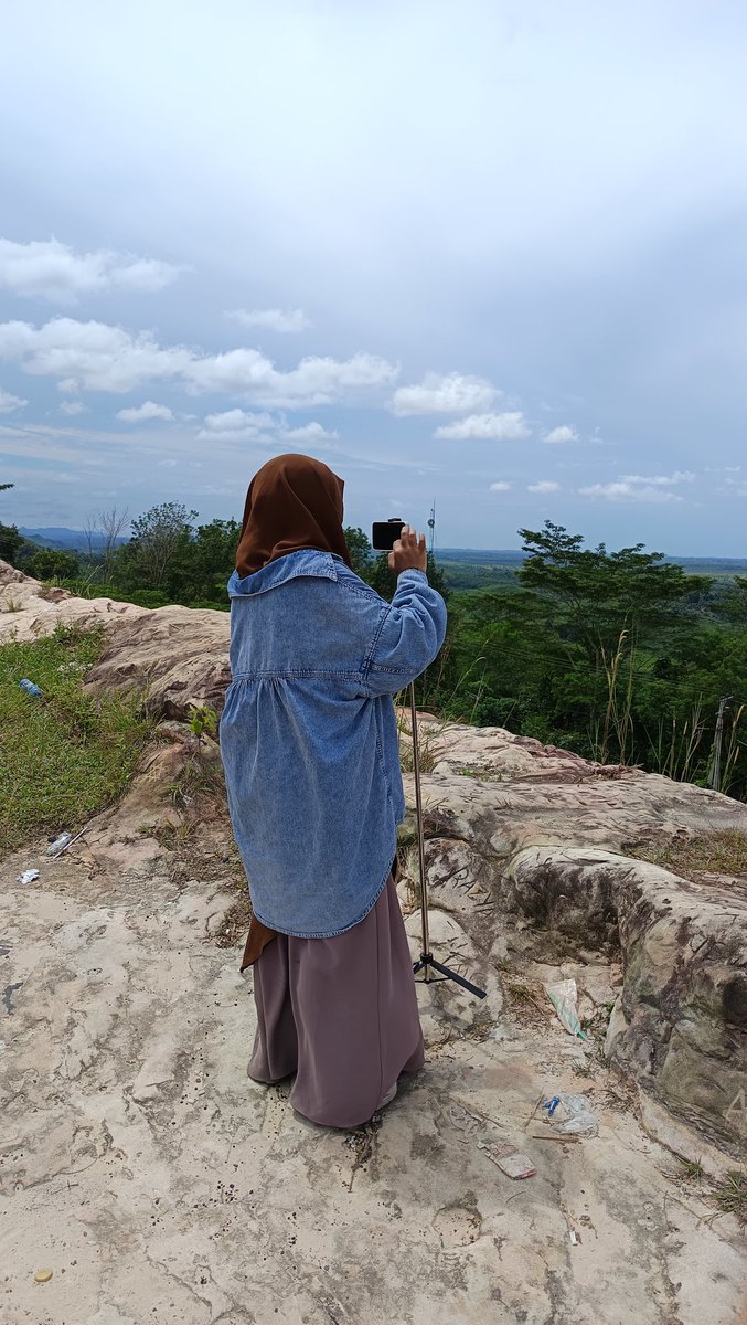 bejoinaja's tweet photo. Balek hari ini Alhamdulillah cuacanya mendukung awalnya mendung tapi abis tu cerah banget matahari. nekad naik ke gunung pendek ini tp bisa dijangkau motor masyaallah tabarakallah pemandangan nya cakep bangettt🥰 emang wanita wanita nekad🤣 https://t.co/0c0Tqlm6wv