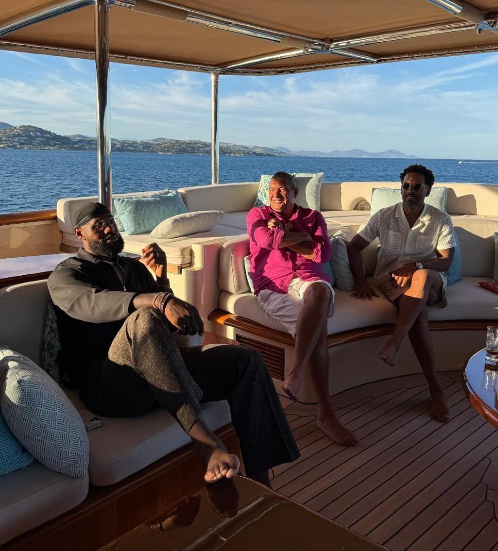 Basket_Infos's tweet image. Misko Raznatovic, agent de Nikola Jokic, a posté cette photo en compagnie de LeBron James du côté de Saint Tropez avec la légende :
« L’été 2025 est le moment idéal pour préparer de grands projets pour l’automne 2026. » 👀