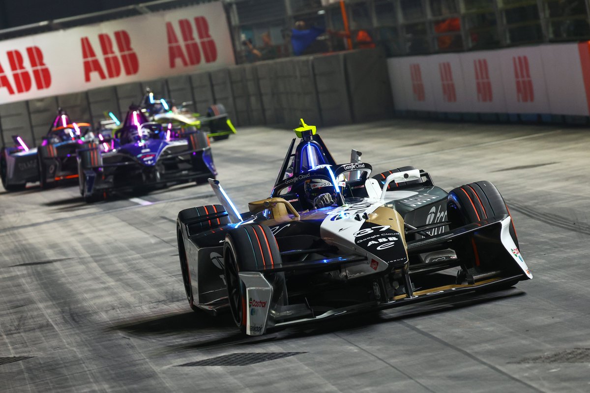 talkSPORT2's tweet image. NOW: Formula E Live: #LondonEPrix β‘οΈ
Nick Cassidy starts on pole for @JaguarRacing in the final race of the season. Can the Kiwi make it 4 wins from 6 races and clinch second place in the championship?
π² Live @FIAFormulaE commentary β talksport.com/play/talksport2
