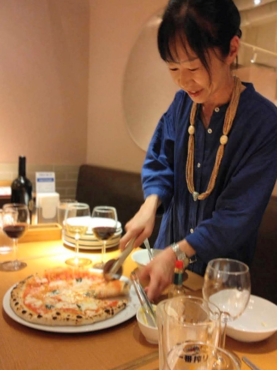 erikogaho's tweet image. 週末、女優・画家の岸ユキさんといつものお仲間に誘っていいただき、渋谷の #カプリチョーザ 本店で #暑気払い 🍺🍷🥗🍕🍝　岸さん楽しい😙
シャンソン歌手のルリ子さん（紫の服の方）から大ぶりの素敵なネックレスをいただきました💕愛用品のお下がりは嬉しい。ご縁あって自分のもとに来た品だから☺️