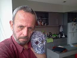 Libros como detritus, libros con páginas descoloridas, sin importancia, productos alimenticios para estantes de un mercado sin hambrientos por la lectura. Se materializan vencidos. Y si hay vencimiento es que hubo derrota.

Omar Genovese, julio de 2025